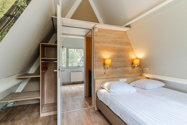Slaapkamer - Bungalow in Bospark 't Wolfsven bij natuur in Mierlo (5)