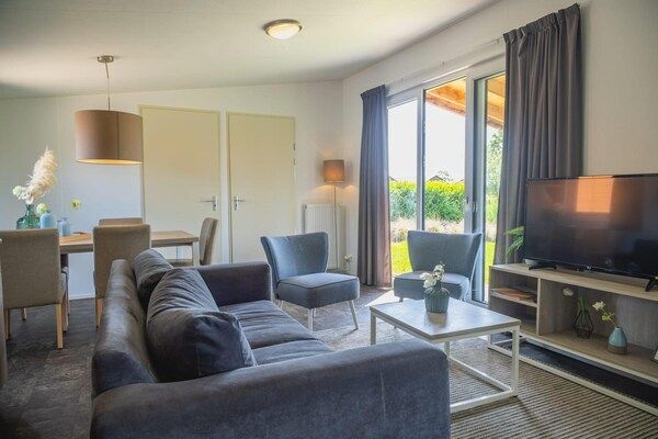 Woonkamer - Natuuruitstapje met huisdieren in Drenthe in West-Graftdijk (3)