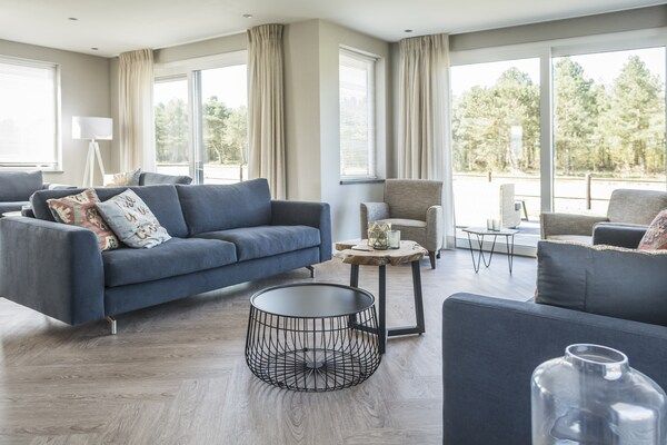 Woonkamer - Luxe villa op Texel met sauna, Turks stoombad en bubbelbad in De Cocksdorp Texel (5)