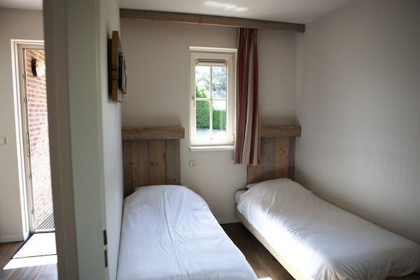 Slaapkamer - Bungalow in Nederland met Tuinterras in Voorthuizen (4)