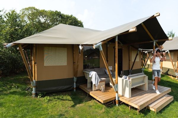 Buitenkant - Safaritent in de Natuur met Privé Sanitair in Voorthuizen (1)