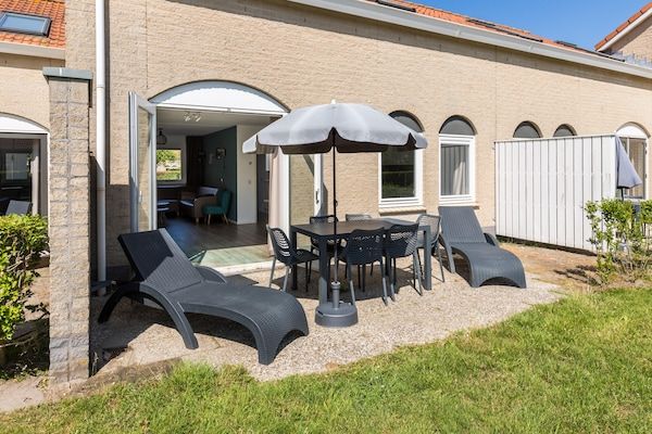 Terras - Bungalow in Zeeland met tuin en terras in Renesse (1)