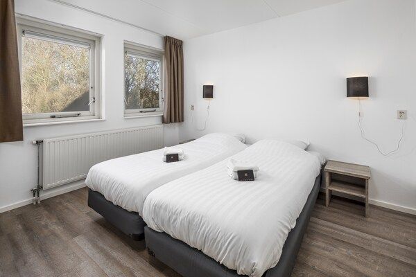 Slaapkamer - Bungalow in Zeeland bij het Strand in Renesse (4)