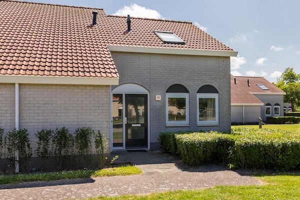 Buitenkant - Bungalow aan het strand vlakbij het strand in Renesse (1)