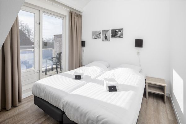Slaapkamer - Bungalow aan het strand vlakbij het strand in Renesse (4)