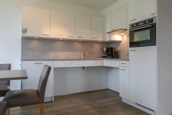 Keuken - Bungalow aan het strand vlakbij het strand in Renesse (2)