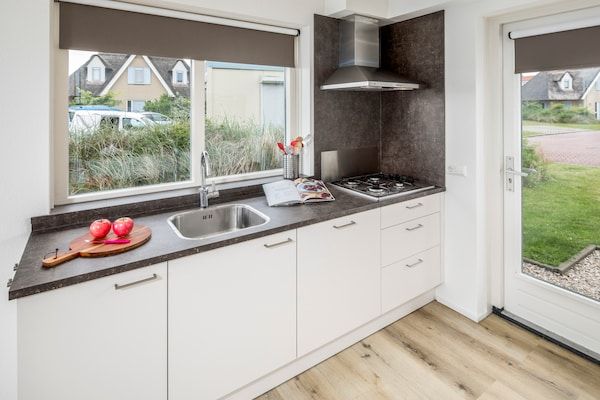 Keuken - Villa bij het strand met tuin en terras in Julianadorp (3)