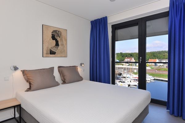 Slaapkamer - Appartement aan het water met terras in Kamperland (3)
