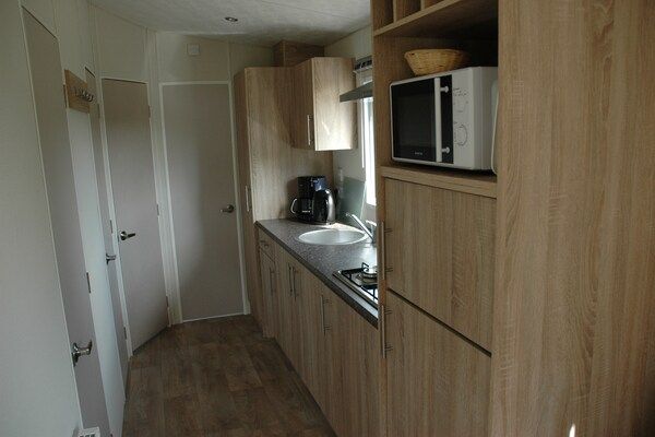 Keuken - Chalet bij de Loonse en Drunense Duinen in Udenhout (3)