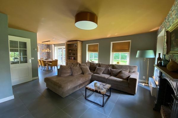 Woonkamer - Villa in Nederland met Hot Tub en Tuin in Hippolytushoef (2)