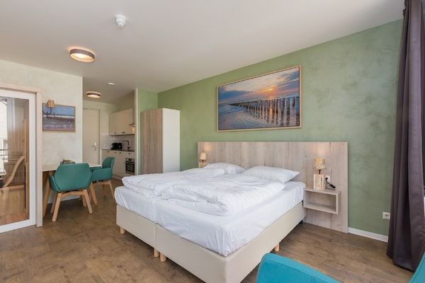 Slaapkamer - Modern strandappartement in Zoutelande (5)
