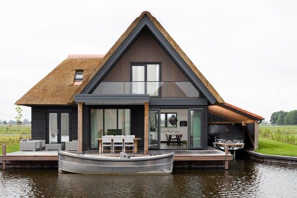 Buitenkant - Luxe villa aan het water in Ossenzijl (1)
