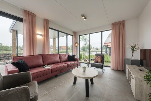 Woonkamer - Luxe villa aan het water in Ossenzijl (2)