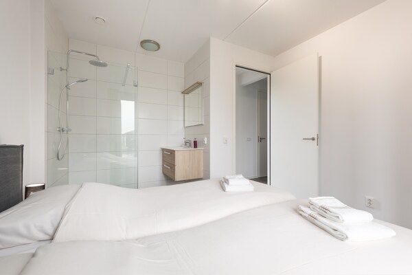 Slaapkamer - Luxe villa aan het water in Ossenzijl (3)