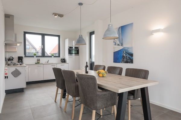 Eetkamer - Luxe villa aan het water in Ossenzijl (4)