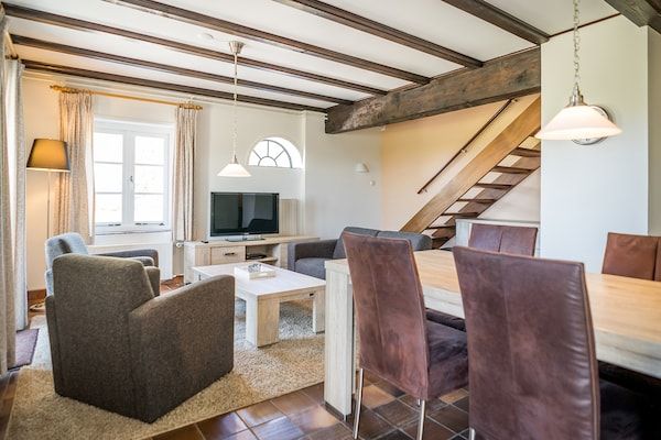 Woonkamer - Gezellige boerderijverblijf bij Seals in De Cocksdorp Texel (2)