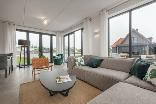Woonkamer - Luxe villa aan het water in Ossenzijl (2)