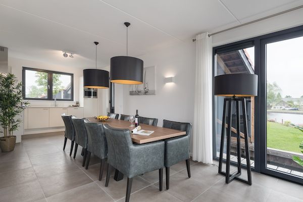 Eetkamer - Luxe villa aan het water in Ossenzijl (4)