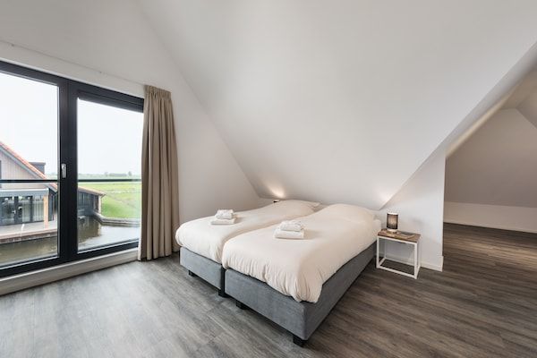 Slaapkamer - Luxe villa aan het water in Ossenzijl (3)