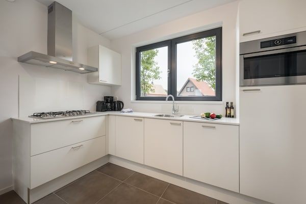 Keuken - Luxe villa aan het water in Ossenzijl (5)