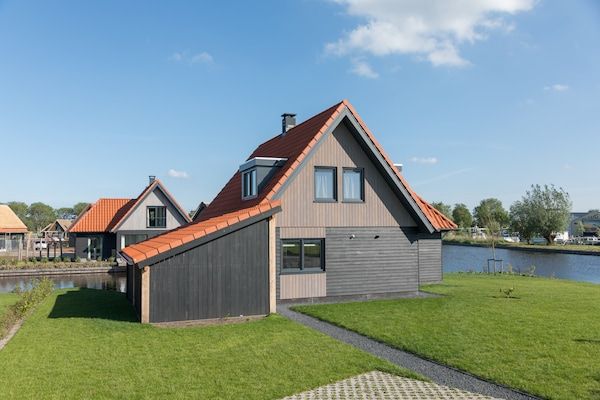 Buitenkant - Luxe villa aan het water in Ossenzijl (1)