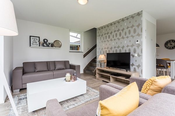 Woonkamer - Bungalow in Limburg met Subtropisch Zwembad in Roggel (2)