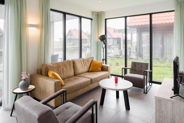 Woonkamer - Grachtenvilla met terras in Ossenzijl (2)