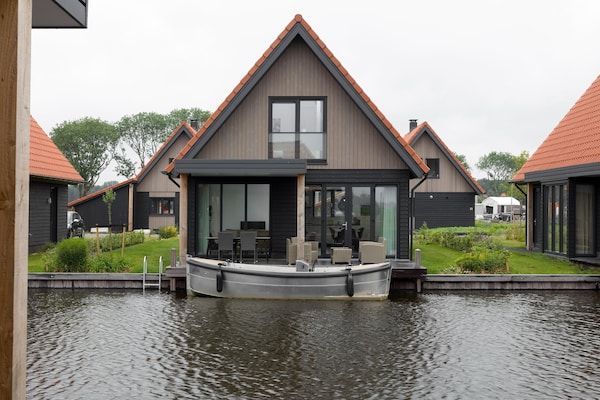 Buitenkant - Grachtenvilla met terras in Ossenzijl (1)
