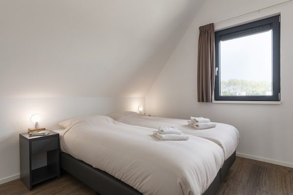 Slaapkamer - Grachtenvilla met terras in Ossenzijl (3)
