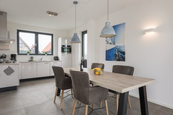 Eetkamer - Grachtenvilla met terras in Ossenzijl (4)