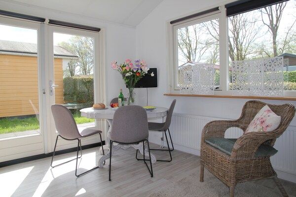Eetkamer - Huisdiervriendelijke bungalow in Warmenhuizen (3)