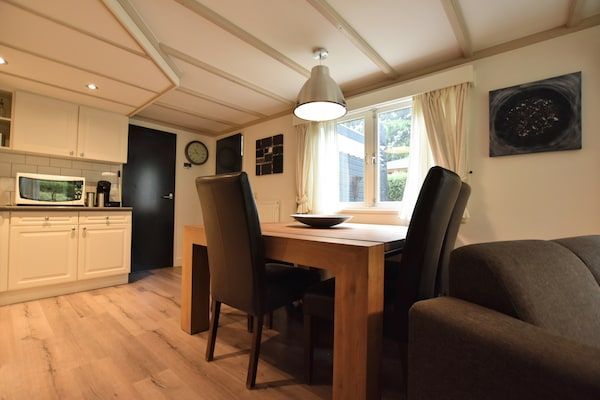Eetkamer - Chalet in Veluwe bij Sauna Drôme in Putten (2)