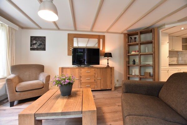 Woonkamer - Chalet in Veluwe bij Sauna Drôme in Putten (1)