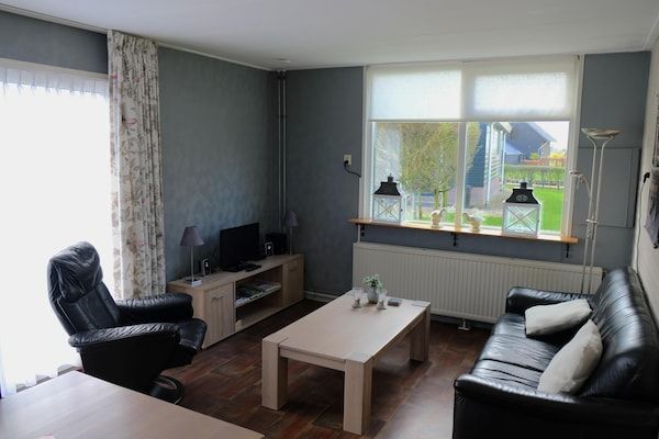 Woonkamer - Vakantiehuis in Dwarsgracht bij Giethoorn in Giethoorn (2)
