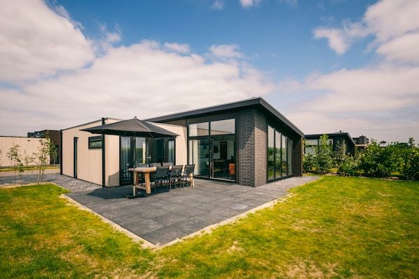 Buitenkant - Bungalow in Nederland bij natuurgebied in Herkingen (1)