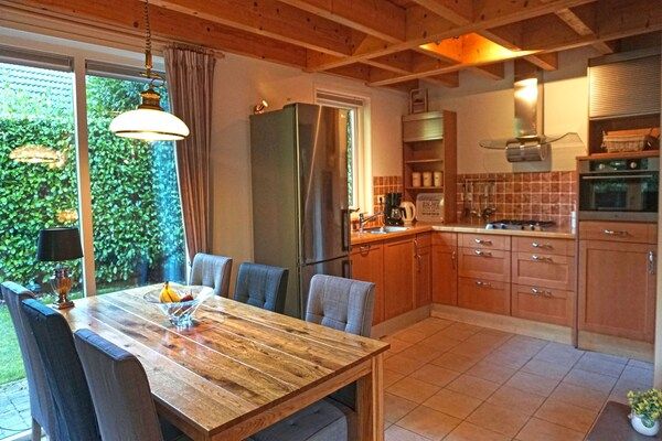Eetkamer - Terrasappartement met weelderige tuin in Epe (3)