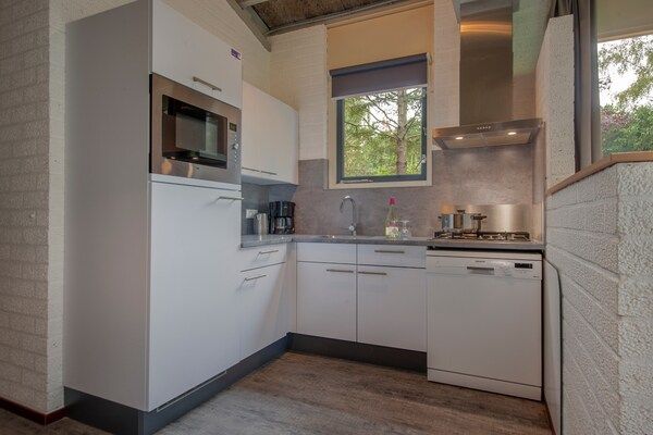 Keuken - Bungalow in Weerterbergen met Haard in Weert (4)