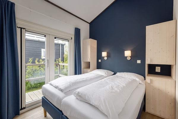 Slaapkamer - Modern chalet vlakbij het Sneekse Meer in Terkaple (3)