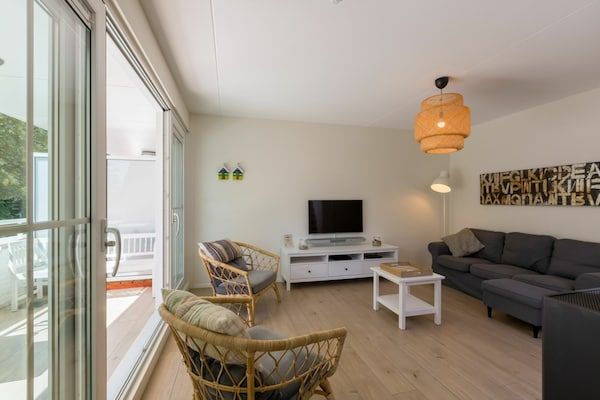 Woonkamer - Luxe appartement dicht bij het strand in Koudekerke (2)