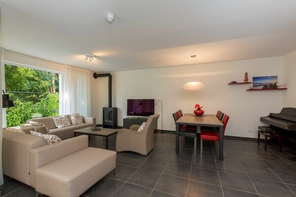 Woonkamer - Ruim appartement op 250 m van het strand in Koudekerke (3)