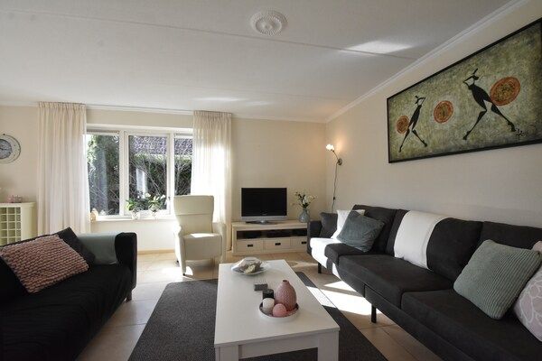 Woonkamer - Familiehuis in Zeewolde bij Bos in Zeewolde (2)