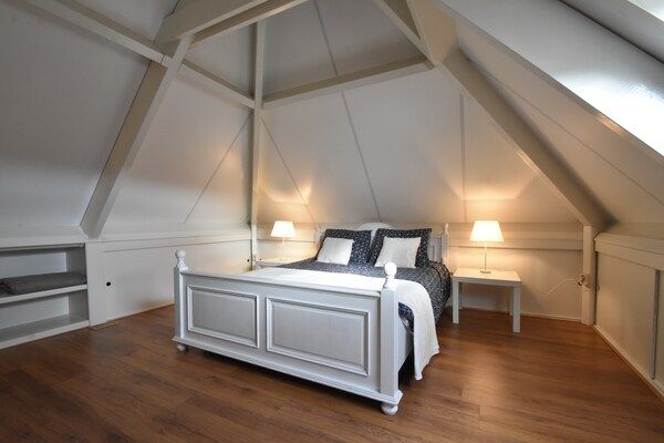 Slaapkamer - Familiehuis in Zeewolde bij Bos in Zeewolde (5)