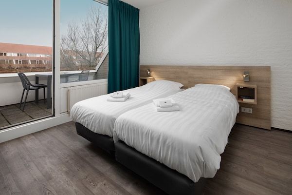 Slaapkamer - Gerenoveerd appartement aan het Grevelingenmeer in Bruinisse (4)