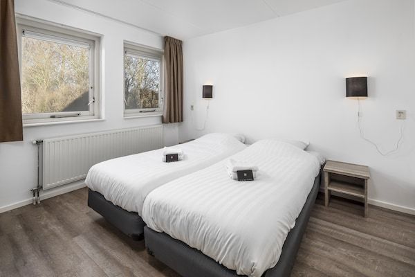 Slaapkamer - Gerenoveerde bungalow bij het strand in Renesse (3)