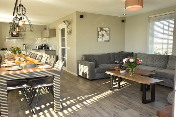 Woonkamer - Villa in Schoorl met tuin in Schoorldam (2)