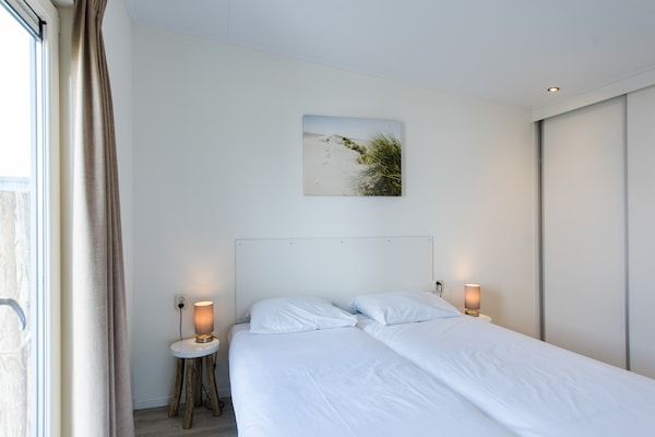 Slaapkamer - Stijlvol chalet vlakbij het strand in Hollum (4)