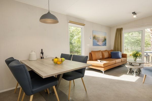 Woonkamer - Gezellig chalet dichtbij het strand in Den Haag (3)