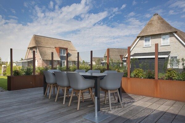 Terras - Friesland Villa met Sauna in Delfstrahuizen (5)