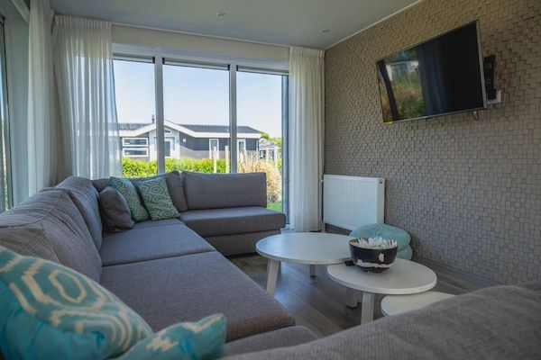 Woonkamer - Modern vakantiehuis met sauna in West-Graftdijk (3)