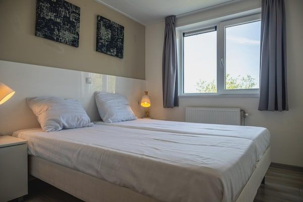 Slaapkamer - Modern vakantiehuis met sauna in West-Graftdijk (5)